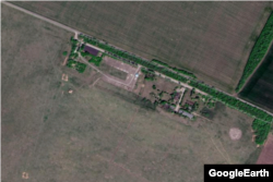 Навколо аеродрома сільськогосподарські поля