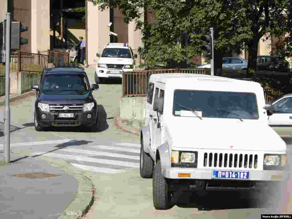 Конвојот возила во кој наводно бил и Ратко Младиќ на пат кон белградскиот аеродром