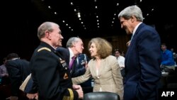 Джон Керри (справа) и Мартин Демпси (слева) на слушаниях в Сенате