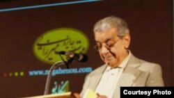 عزت‌الله فولادوند، مترجم نامی ایران، در مراسم اهدای جوایز مهتاب میرزایی