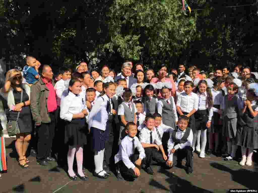 Президент Алмазбек Атамбаев 1-сентябрга карата Бишкектеги №1 гимназия-интернатка барып, окуучулардын ар бири менен сүрөткө түштү.