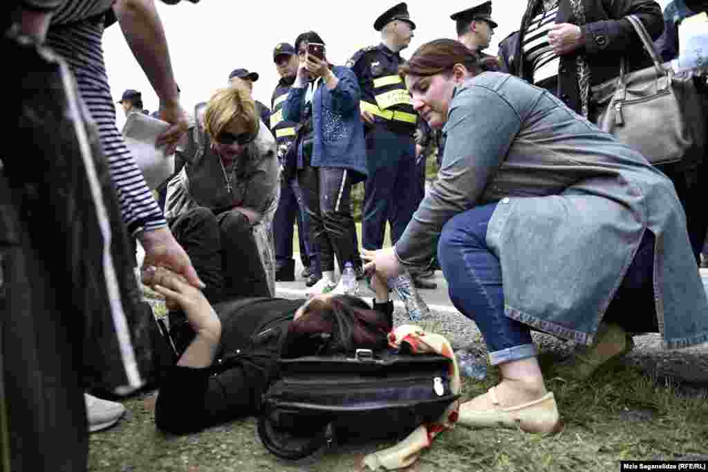 &quot;ბავშვთა სამყაროს&quot; ხანძრის შედეგად დაზარალებული მოქალქე პატრულთან შელაპარაკების შემდეგ შეუძლოდ გახდა.