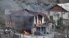 Armenët u vunë zjarrin shtëpive përpara se t'ia dorëzonin fshatin Azerbajxhanit