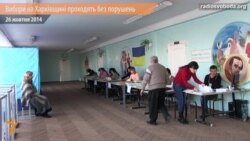 Члени спецкомісій на власний страх та ризик видають виборцям по два бюлетені