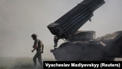 Військовослужбовці 30-ї ОМБр імені князя Костянтина Острозького ЗСУ готуються вести вогонь із РСЗВ БМ-21 «Град» по військах РФ, Донецька область, 3 червня 2025 року