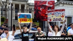 Акція на підтримку України перед посольством Росії у Варшаві, фото ілюстративне