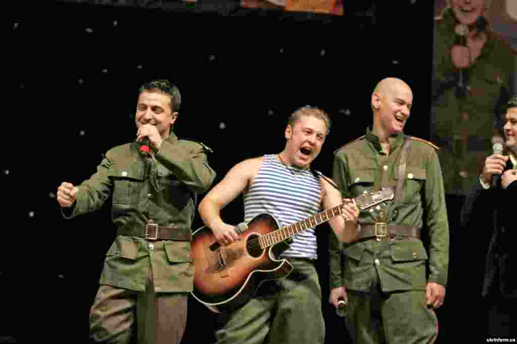 Зеленский начинал карьеру в популярной команде КВН &quot;95-й квартал&quot;. Этот снимок сделан в Донецке 19 декабря 2006 года &nbsp;