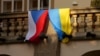 Знамена на Чехия и Украйна, поставени на балкон на сградата на чешкия парламент, 6 ноември 2025 г.