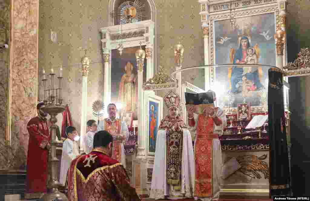 Episcopul Datev Hagopian alături de preoți armeni oficiază slujba din seara de &#206;nviere, &#238;n Catedrala Apostolică Armeană Sfinţii Arhangheli Mihail şi Gavriil (1911 – 1915) din Bucureşti, Rom&#226;nia. 