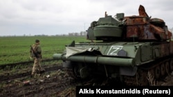 За даними Генштабу ЗСУ, російські окупанти зазнали втрат в районі Олександропілля. На ілюстраційному фото: боєць ЗСУ біля знищеної російської самохідної зенітної установки