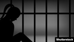 Силуэт женщины в тюрьме. Иллюстративный рисунок. 
