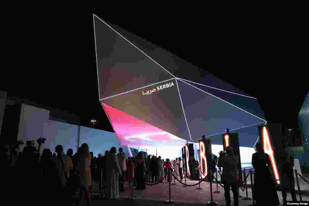 Vizitatori stau la coadă pentru a intra în pavilionul sârbesc. Una dintre expozițiile prezentate este&nbsp; bazată pe vechea civilizație Vinca, care a prosperat pe teritoriul Serbiei de astăzi cu câteva mii de ani în urmă. &nbsp;