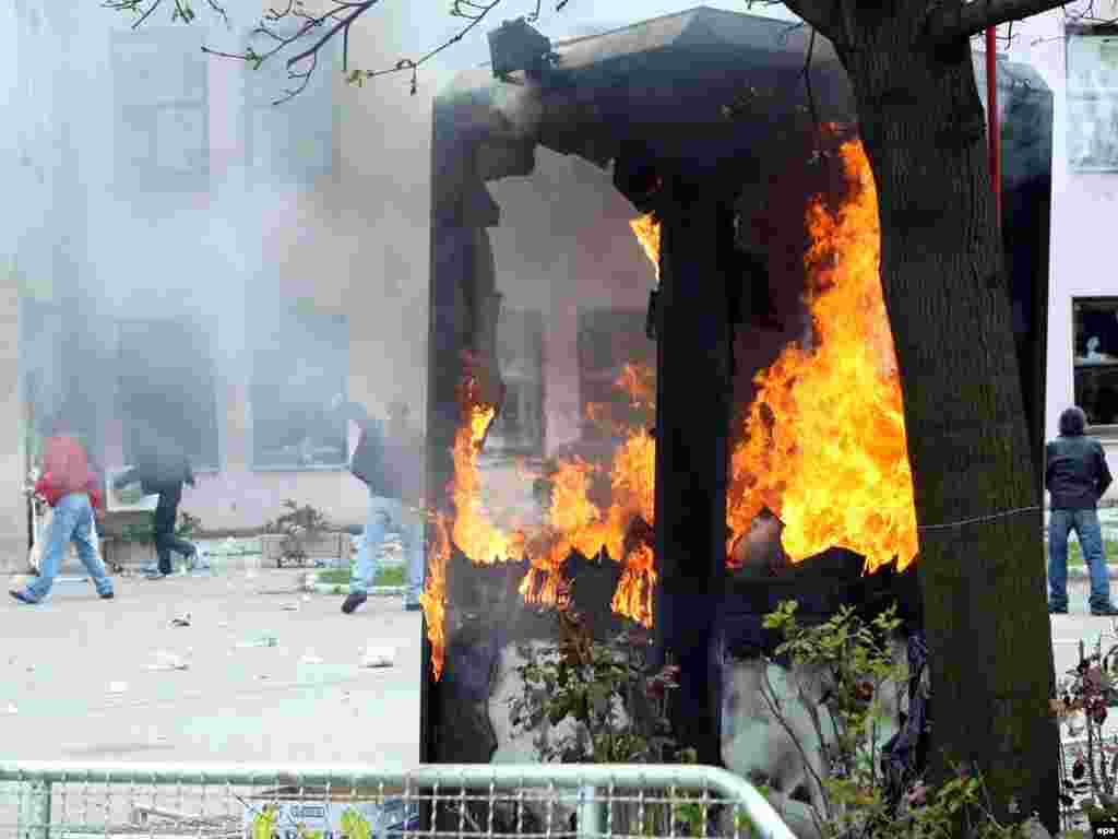 BiH - Na protestima boračkih udruženja u Sarajevu ispred zgrade Vlade FBiH došlo je do sukoba između ratnih veterana i policije. Procjenjuje se da je na proteste došlo više tisuća boraca, 21.04.2010. Foto: Midhat Poturović