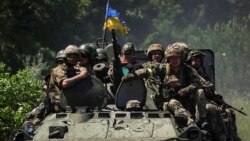 Trupele ucrainene călătoresc cu un transportator blindat de personal (APC), în regiunea Donețk