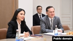 Саида Мирзияева (сол жақта) мен Комил Алламжонов