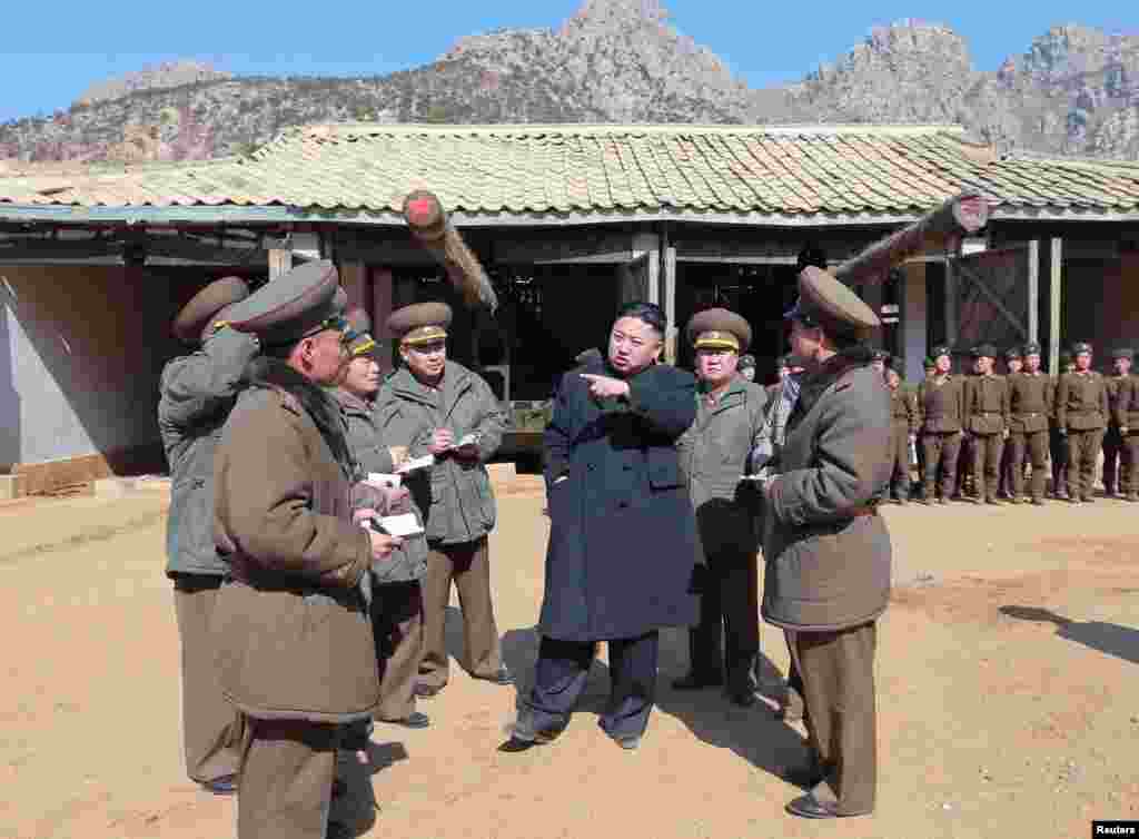 Ким Џонг Ун во посета на артелиреиска батерија. 