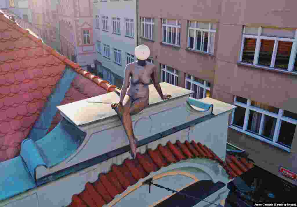 Статуа со светилка (модерната чешка уметност може да биде чудна).