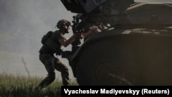 Український військовий готується вести вогонь із РСЗВ «Град» по російських позиціях, червень 2025 року