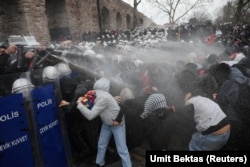 Полицейские используют перцовый газ во время столкновений с демонстрантами в Стамбуле