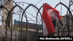 Zastava Egipta ispred džamije u Kairu, 15. avgust