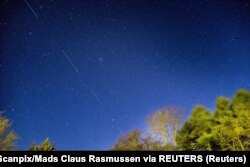 "SpaceX" компаниясынын орбитадагы "Starlink 5" жасалма жандоочулары Даниянын асманында көрүнүп турат. 2020-жылдын 21-апрели.