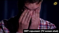 Беларустун ОНТ мамлекеттик телеканалынын журналист Роман Протасевич менен видео маегинен алынган сүрөт.