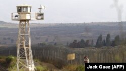 Миротворець ООН на сторожовій вежі біля покинутого міста Ель-Кунейтра, Голанські висоти, липень 2013 року