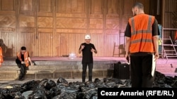 Andrei Ursu (centru, îmbrăcat în negru), fiul disidentului Gheorghe Ursu, explică reacțiile tatălui său față de ordinul criminal dat de Nicolae Ceaușescu de a suspenda lucrările de reabilitare a clădirilor afectate de cutremurul din 4 martie 1977