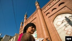 Жума намазга уйгурлар үй-бүлөлөрү менен чогула башташты, 10-июль, 2009