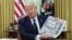 Президент США Дональд Трамп тримає передовицю газети The New York Post, коли він виступає перед журналістами під час підписання виконавчого розпорядження щодо соціальних мереж. Вашингтон, 28 травня 2020 року