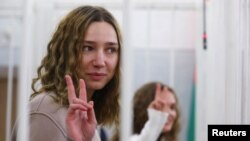 Katsziarina Andrajevát és Daria Csultszovát „a közrend megbontását célzó nyilvános esemény szervezés"-e miatt akarják elítélni. 