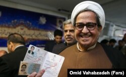 زم در زمان ثبت نام در انتخابات شورای شهر/ انتخاباتی که در آن ناکام ماند