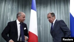 Сергей Лавров (оңдо) менен Лоран Фабиус Москвадагы сүйлөшүүдөн кийинки маалымат жыйынында, 17-сентябрь, 2013