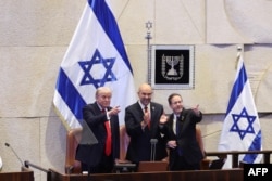Президент США Дональд Трамп поруч зі спікером ізраїльського Кнесету Аміром Оханою та президентом Ізраїлю Ісааком Герцогом, отримуючи овації перед виступом в ізраїльському парламенті, Кнесеті, в Єрусалимі 13 жовтня 2025 року