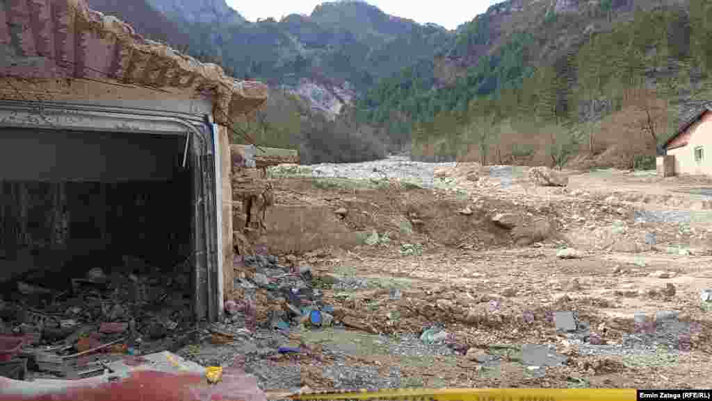 Куќите кои први беа погодени од лавината се целосно уништени и нема видливи траги од нивното постоење.