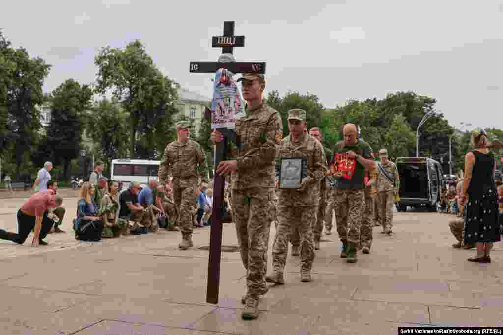 Прощання із Романом Орищенком. Київ, 9 липня 2025 рокуОрищенка називають одним із ключових творців Самооборони Майдану взимку 2013-2014 років.Та й першу апаратуру для озвучки виступів на Майдані привіз саме він.