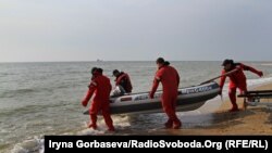 Группа водолазов выходит в море, Мариуполь, 18 апреля 2017 года