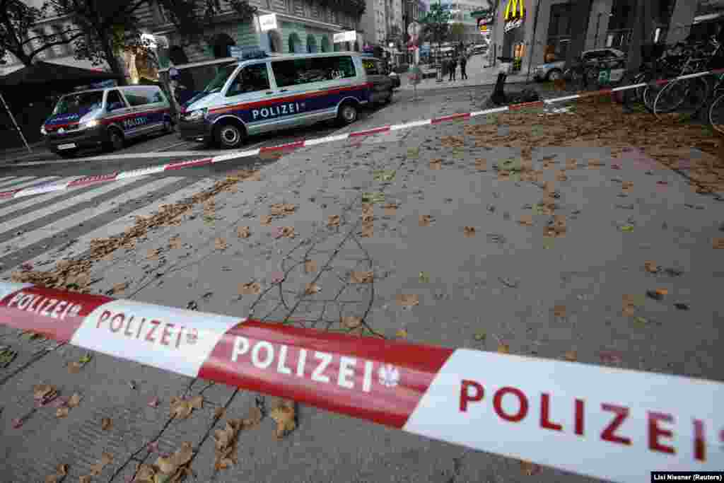 Karl Nehammer belügyminiszter azt mondta, hogy a lelőtt merénylőn nem robbanóöv volt, hanem csak az utánzata.