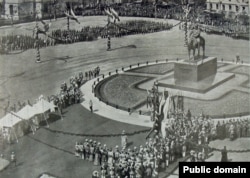 Памятник императору вскоре после открытия.