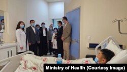 Саламаттык сактоо министри Эркин Чечейбаев Кыргыз-Түрк ооруканасында бөйрөгүн алмаштырган бейтаптардан кабар алды. 11-апрель, 2025-жыл. 