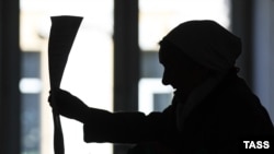 Жінка голосує на регіональних виборах в Росії. Казань, 14 вересня 2025 року