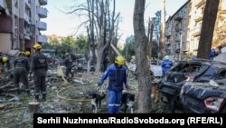 Рятувальники продовжують розбирати пошкоджені конструкції будинку, уточнює прокуратура