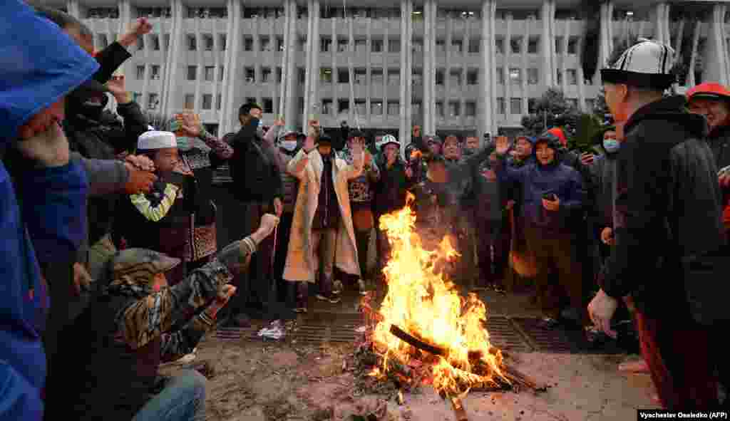 Egy tábortűz körül gyűlnek össze a tüntetők az elfoglalt kirgiz Fehér Ház előtt.