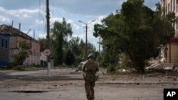 Український військовий у центрі міста Суджа, Курська область, Росія, 16 серпня 2024 року