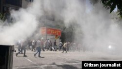 ​​بر اساس ویدئوهای ارسالی به رادیو فردا، مأموران نیروی انتظامی در میدان بهارستان اقدام به شلیک گاز اشک‌آور کردند.