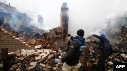 Представники спеціальної моніторингової місії ОБСЄ біля зруйнованого внаслідок обстрілу будинку в Авдіївці. 25 лютого 2017 року