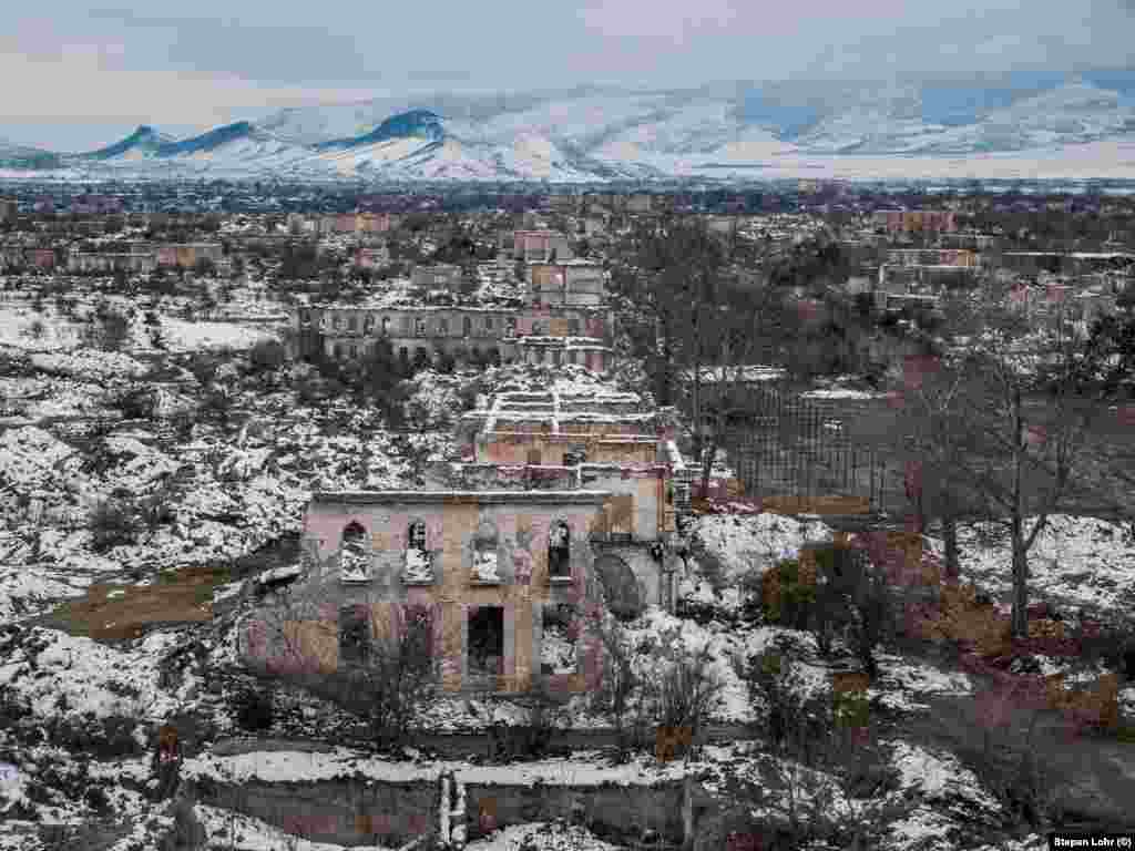 Pamje e qytetit nga një prej minareve të xhamisë. Lohr thotë se qyteti ishte krejtësisht i zbrazët dhe ai takoi vetëm &quot;disa qen të egër&quot; që endeshin nëpër rrugë.