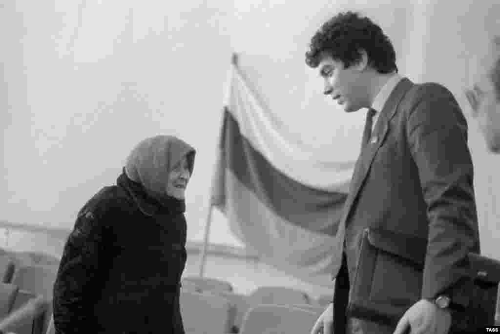 Немцов на встрече с избирателями в бытность губернатором Нижегородской области. 1992 год.