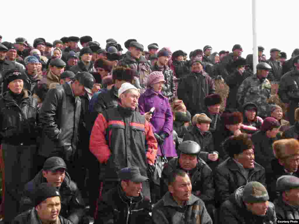 Митингде президенттин уулу Максим Бакиевдин бир жуманын ичинде өлкөдөн чыгып кетишин талап кылган үндөр жаңырды.