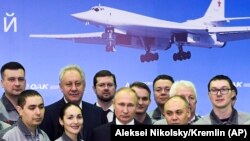 Vladimir Putin la uzina de aviație de la Kazan